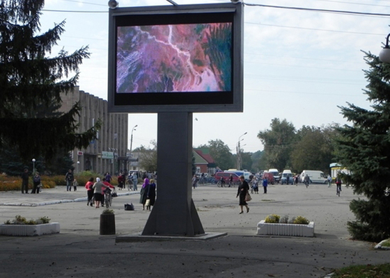 Outdoor Advertising LED Screens min Ukraine enduring extreme cold